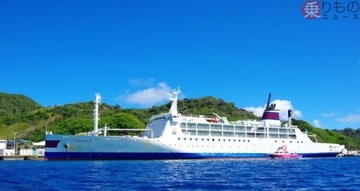 海自艦と大型客船が「絶海の孤島」沖で遭遇！ “感動のエール交換”を行う貴重な光景を海自公式が公開