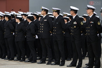 「場の空気が一変!!」約600人のルーキー乗せたベテラン自衛艦の帰国行事 寒風吹く中で見つけた“ほっこり”とは？