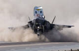 「最新機体のF-35Bがまさかの“公道”デビュー！ 北欧名物の「高速道路訓練」で砂塵をド派手に巻き上げる!!」の画像1