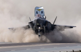 最新機体のF-35Bがまさかの“公道”デビュー！ 北欧名物の「高速道路訓練」で砂塵をド派手に巻き上げる!!