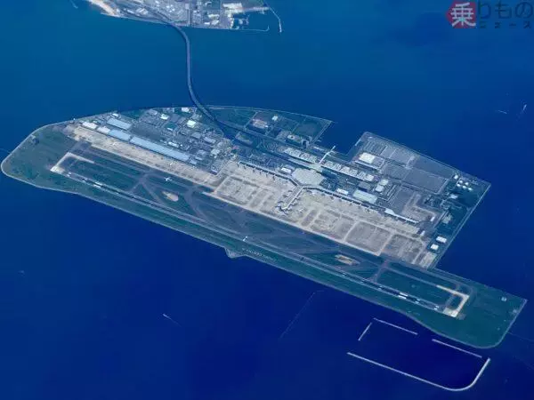 SNSも驚愕 「ギネス級巨人機」中部空港のSUVに異常接近！ “ランクルがオモチャに…”衝撃の写真が公開される