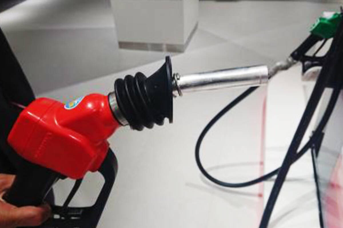 給油口にすぽっ ガソリンのノズルに“黒いカバー”増加中 何のため 