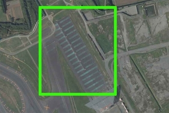 成田空港の「世界でも類を見なかった」珍区画… 地面に大胆な“緑の縞模様” 一体何のため？