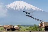 「ドローンなのに「飛べるところまで吊り上げてって…」 陸自も運用の“空飛ぶ目”に驚きの新運用法!? かさばる「カタパルト」不要に！」の画像1