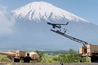 ドローンなのに「飛べるところまで吊り上げてって…」 陸自も運用の“空飛ぶ目”に驚きの新運用法!? かさばる「カタパルト」不要に！