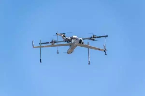 「ドローンなのに「飛べるところまで吊り上げてって…」 陸自も運用の“空飛ぶ目”に驚きの新運用法!? かさばる「カタパルト」不要に！」の画像