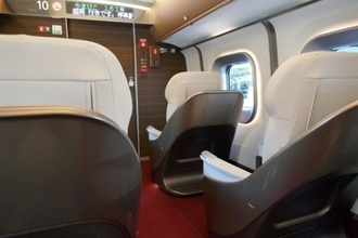 遠慮はいらない？ 乗りもののリクライニング「どこまで倒すか」問題 “100％倒す派”は何割？ それぞれの“主張”