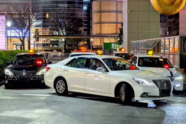 導入拡大まもなくの「軽タクシー」のメリットは？ 主力の「JPN TAXI」と徹底比較！ “すみ分け”は可能なのか？