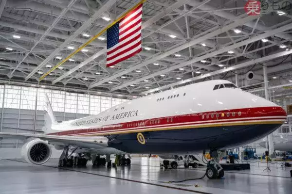 「中継ぎエアフォースワン」はまさかの“中古”!? トランプ大統領お披露目の新専用機 その異例の経緯とは