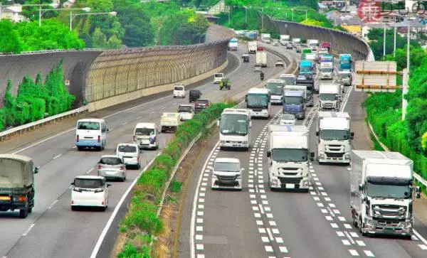 「高速道路の大渋滞、真犯人は「運転手の無意識の行動」だった！ 事故も工事もないのに車が詰まるイライラの原因とは」の画像