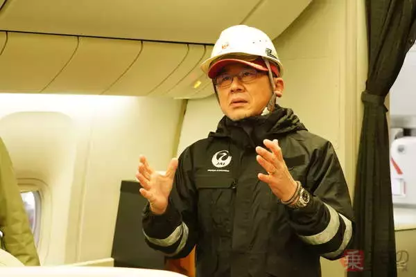 JALの「真っ白な旅客機」その驚愕の機内って？ “ギネス級最強エンジン搭載”の元主力機、“お別れ”直前の姿に肉薄