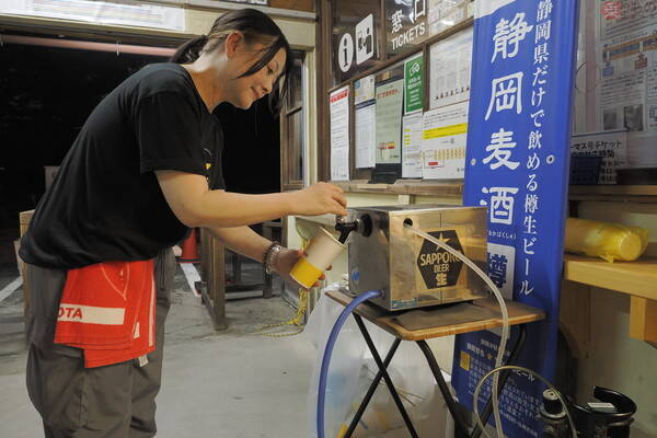 ここで「カンパ～イ」できるなんて！ 鉄道ファン至高の瞬間、大井川鐵道の「珍ビール列車」
