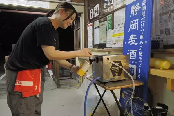 「ここで「カンパ～イ」できるなんて！ 鉄道ファン至高の瞬間、大井川鐵道の「珍ビール列車」」の画像