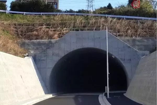 小田原厚木道路の下の「新トンネル」27日開通！ 上を通る「激セマ現道」さらば！ “まるでワープ”な新ルートに