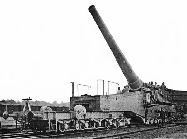 米軍で「巨大列車砲」復活か!? 射程1600km・極超音速での射撃を実施！ 狙いは新たな “戦略兵器” の開発