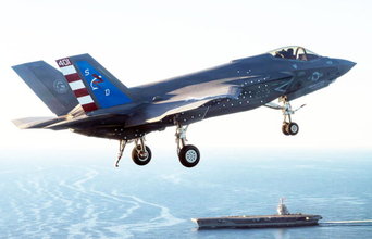 「最強空母」と「最新鋭機F-35C」が並んだ！ 初搭載となる驚きの試験映像を公開 本格運用はいつか