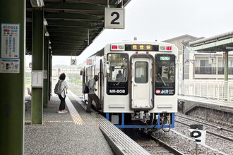 「線路で街が分断」を、立体交差でもなく踏切でもなくズバっと解決した方法とは？ 常識を覆す“割り切ったターミナル駅”に