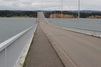 「農道」が海を渡る…!? 暫定的に蘇った壮麗な斜張橋 復旧には“生い立ち”が影響も