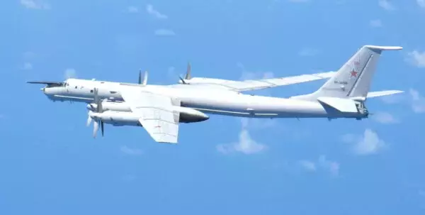 巨大なロシア軍機に「ドローン直撃」 攻撃の瞬間を捉えた映像が公開される 2機を撃破か