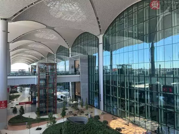 小泉進次郎大臣が空港で「初めて見た」アイテム紹介→なぜかSNSで話題爆発！ 「炎上の仕方がカリスマすぎる」