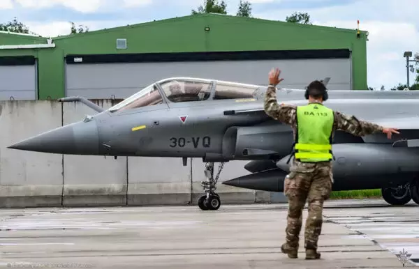 スクランブル発進でロシア版「世界の終わりに飛ぶ飛行機」が登場!? フランス空軍がレア機体の画像公開！