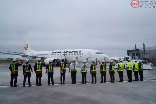 羽田空港第1ターミナル、初の“大規模拡張施設”がオープン 「羽田空港」のイメージ覆す内装 ”日本最長”の設備も