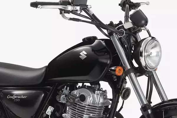 スズキ「グラストラッカー」 FTRやTWのライバル軽二輪 中古バイク高騰のいま狙い目？