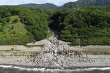 「5kmの通行止めに迂回路「152.9km」 大雨で崩落した断崖絶壁の国道、復旧にめど」の画像1