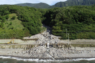 5kmの通行止めに迂回路「152.9km」 大雨で崩落した断崖絶壁の国道、復旧にめど