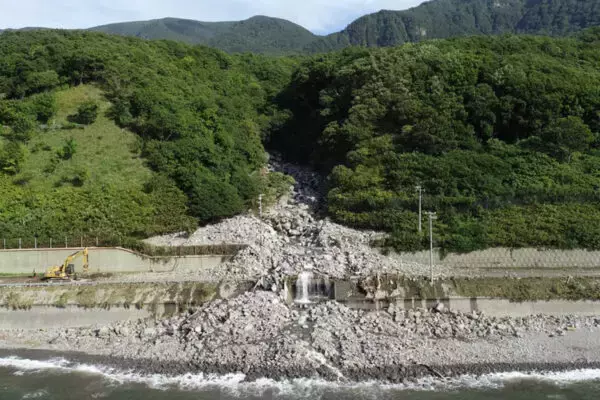 5kmの通行止めに迂回路「152.9km」 大雨で崩落した断崖絶壁の国道、復旧にめど