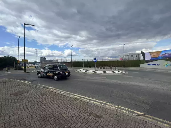 「田園地帯に突如出現「ラウンドアバウト」なぜこの場所に？ 見通し抜群の交差点をあえて変えたワケ」の画像