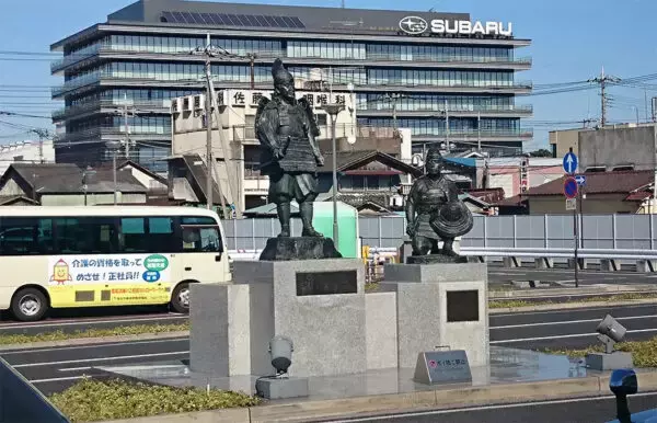 分倍河原駅に背を向ける騎馬像 一体どんな武将？ そもそもJR南武線の方を見ていないワケ