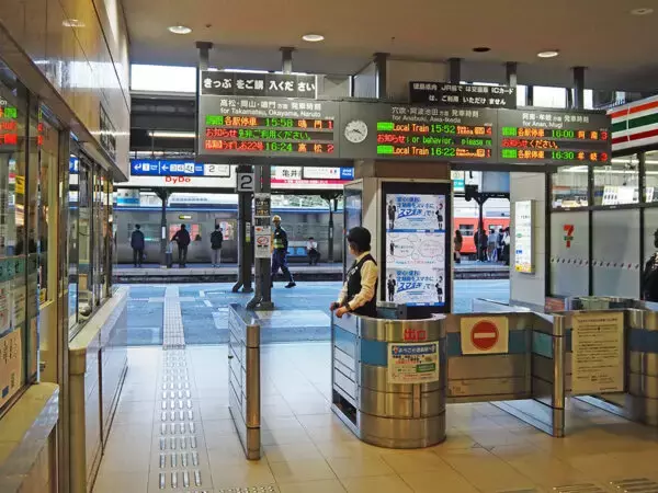 「自動改札機が無い」県庁所在地の中心駅がいよいよ消滅…なのか？ 徳島駅もついに導入へ 見方が分かれる“最後の砦”とは