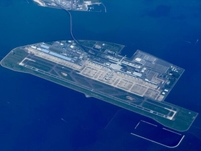 機齢51年の“珍客”中部空港に降臨！ 「なかなか見られない」と公式が投稿→SNSも反響の“異様な姿”とは