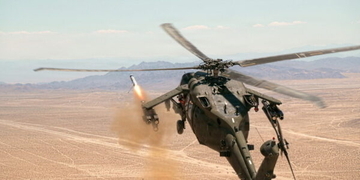 自衛隊も使う傑作ヘリが「空中のドローン司令塔」に！ 米軍公開の“射程460km”無人機射出テストが凄すぎた