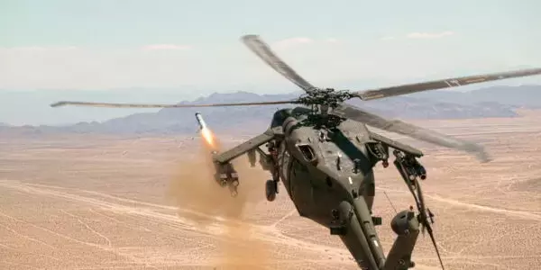 自衛隊も使う傑作ヘリが「空中のドローン司令塔」に！ 米軍公開の“射程460km”無人機射出テストが凄すぎた