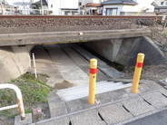 この低さ“人間用”ですか!? 「非常識に低すぎる鉄道ガード」なぜできた？ 実は“便利”かも