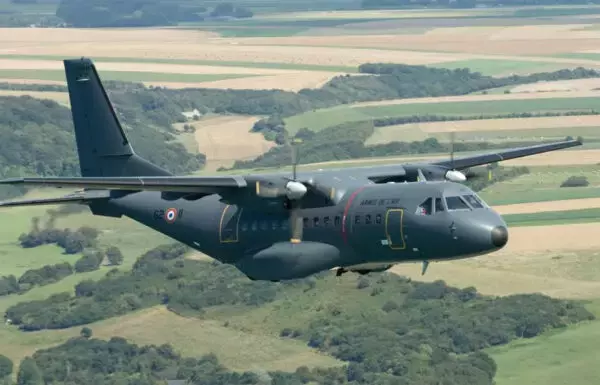 高速道路を滑走路に！ 北欧名物の訓練にフランス空軍が参加 戦闘機よりも“大型の機体”をおろす