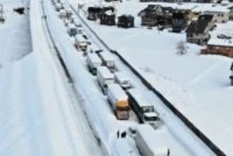 大雪＝「そもそもトラックへ運送依頼を控えて」 国が荷主にも注文 立ち往生起こせば「行政処分の対象」