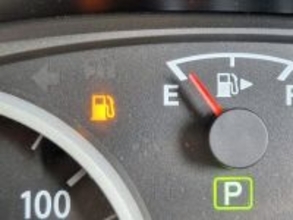 「次のSAで…」が命取り？ 高速ガソリンスタンド“150km以上空白”の絶望 ガス欠は違反!?「反則金9000円」のケースと“救済措置”をチェック