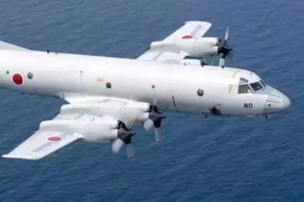 「10隻ものロシア艦船」が沖縄に超接近！ 軍艦が“ナゾの貨物船”を厳重に護衛？ 自衛隊が航行中の姿を捉える