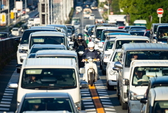 バイクの“すり抜け”違反じゃないの？ 車線の「余白」の正体と“即アウト”なNG行為とは