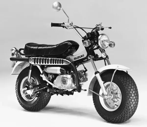 「伝説の楽しいバイクが“子持ちししゃも”みたいなフォルムに!? スズキの「電動バンバン」このまま市販化？ JMSで披露」の画像