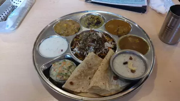 えっ…インド料理屋の敷地に“謎の騎馬像”が!? 明らか日本のモノじゃないし→その正体とは 葛西駅近く