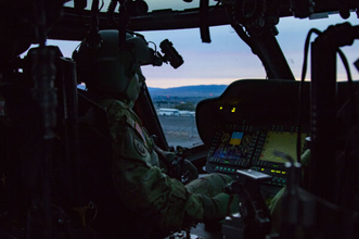 「暗視ゴーグル＝緑」はもう古い!? 米特殊部隊も乗り換える最新「ナイトビジョン」何色で表示？ 新型はメリット圧倒的！