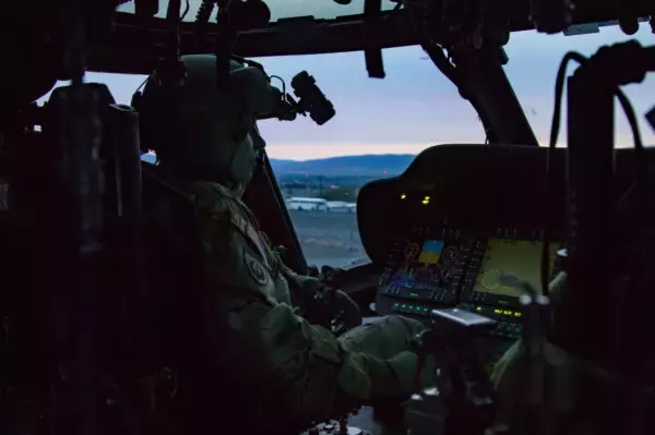 「暗視ゴーグル＝緑」はもう古い!? 米特殊部隊も乗り換える最新「ナイトビジョン」何色で表示？ 新型はメリット圧倒的！