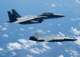 「“無人機と並んで飛ぶ戦闘機”ただの記念撮影ではない!? 米空軍が示唆した未来の航空戦の姿とは」の画像1