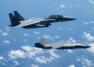 “無人機と並んで飛ぶ戦闘機”ただの記念撮影ではない!? 米空軍が示唆した未来の航空戦の姿とは