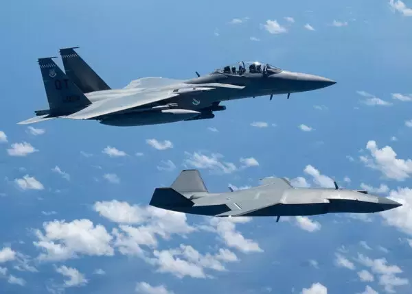 “無人機と並んで飛ぶ戦闘機”ただの記念撮影ではない!? 米空軍が示唆した未来の航空戦の姿とは