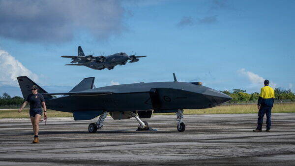“無人機と並んで飛ぶ戦闘機”ただの記念撮影ではない!? 米空軍が示唆した未来の航空戦の姿とは